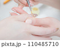 ネイルサロン_ライナー筆_アイシングジェルを使ってネイルのデザインをしている4 110485710