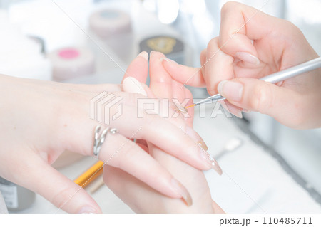 ネイルサロン_ライナー筆_アイシングジェルを使ってネイルのデザインをしている3 110485711