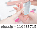 ネイルサロン_ファイルを使ってネイルの形を整えている4 110485715