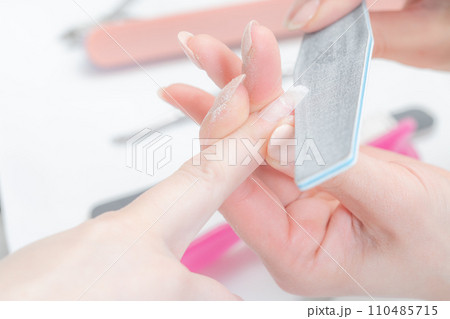ネイルサロン_ファイルを使ってネイルの形を整えている4 110485715