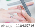 ネイルサロン_ファイルを使ってネイルの形を整えている3 110485716