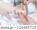 ネイルサロン_ファイルを使ってネイルの形を整えている2 110485719
