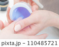 ネイルサロン_ハンディライト（LED）でジェルを固めている2 110485721