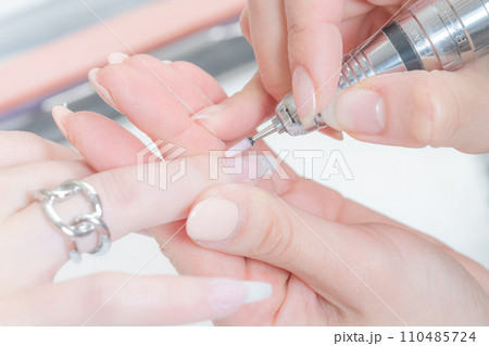 ネイルサロン_ネイルマシンを使ってドライケア（甘皮処理）2 110485724