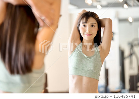 ジムで上半身のストレッチをする女性 110485741