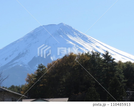 冠雪した富士山 冠雪した富士山 110485913
