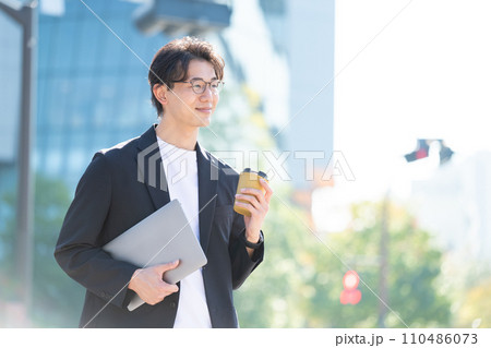 コーヒカップを持ったビジネスマン 110486073