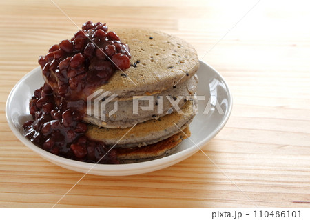 あんこをかけたごまパンケーキ 110486101