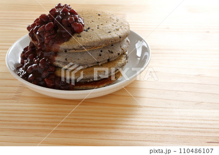 あんこをかけたごまパンケーキ あんこをかけたごまパンケーキ 110486107