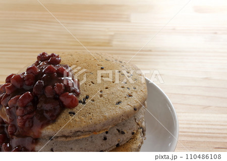 あんこをかけたごまパンケーキ あんこをかけたごまパンケーキ 110486108