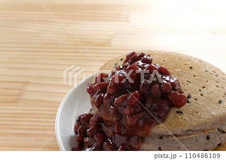 あんこをかけたごまパンケーキ 110486109
