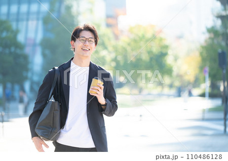 歩くビジネスパーソン 110486128