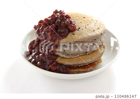 つぶあんをかけたごまホットケーキ 110486147