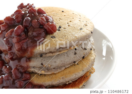 つぶあんをかけたごまホットケーキ 110486172