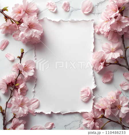 桜の花の背景に白いメッセージカード 110486233