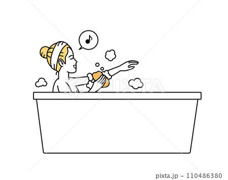 お風呂で体を洗う若い女性のイラスト 110486380