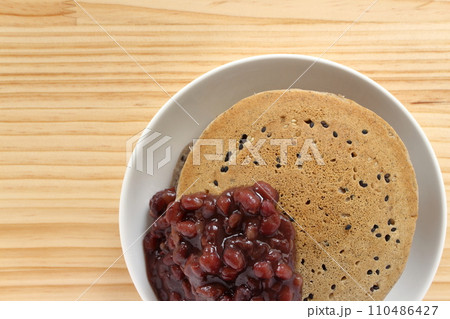 あんこをかけたごまパンケーキ 110486427