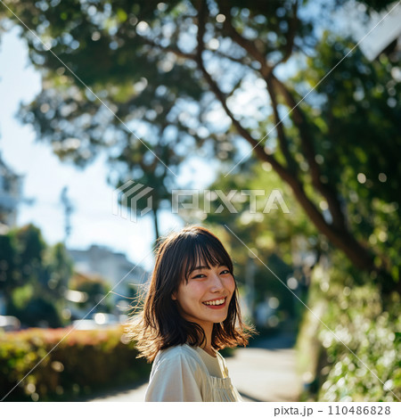 外で散歩をする女性 外で散歩をする女性 110486828