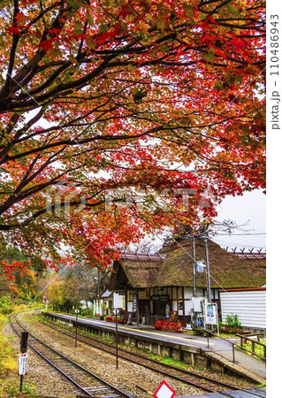 紅葉時期の会津鉄道湯野上温泉駅　福島県下郷町 110486943