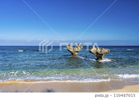 青空と海に浮かぶハートロック　ティーヌ浜　沖縄県今帰仁村 110487015