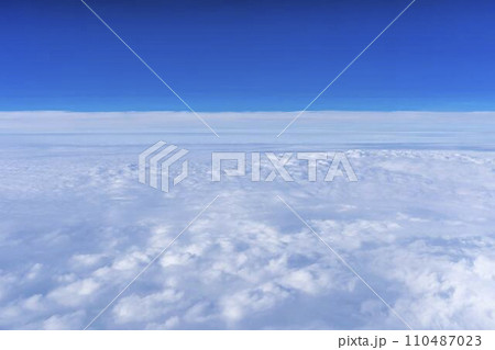飛行機の窓から見た青空と雲海 飛行機の窓から見た青空と雲海 110487023