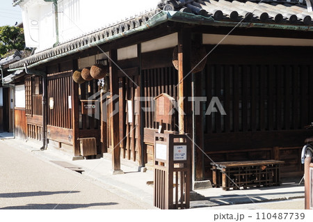 奈良橿原市今井町の酒屋さん 110487739