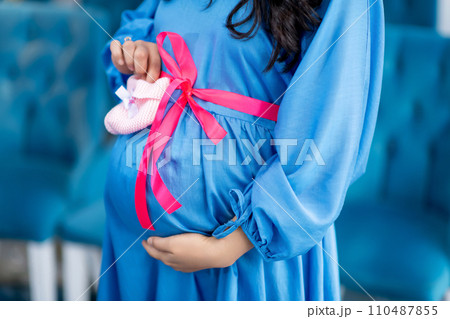 Pregnant women close-up 110487855