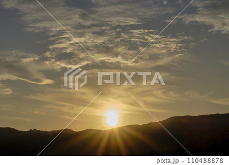 晩秋の綺麗な夕暮れ時の空 晩秋の綺麗な夕暮れ時の空 110488878
