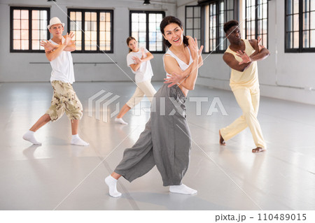 Dancers training modern dance movements Dancers training modern dance movements 110489015