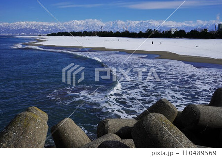 富山県富山市岩瀬浜より望む海と立山連峰1 富山県富山市岩瀬浜より望む海と立山連峰1 110489569