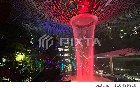 シンガポールの赤いライトアップのジュエルチャンギ空港 110489819