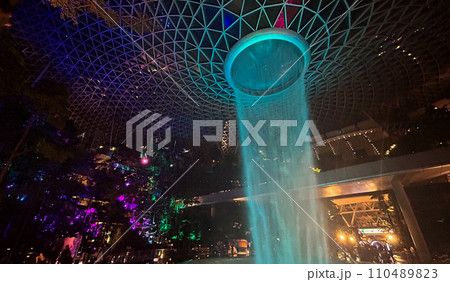 青いライトアップされたジュエルチャンギ空港の滝 110489823