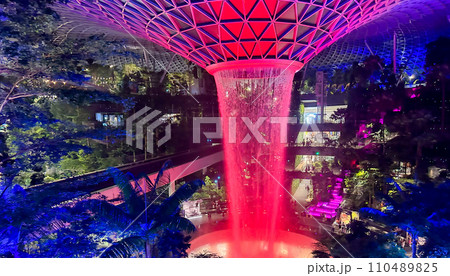 赤いライトアップのジュエルチャンギ・シンガポールの空港 110489825