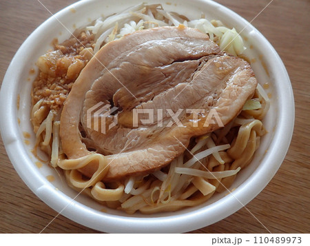 コンビニの二郎系ラーメン 110489973