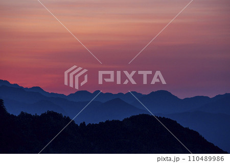 大峯奥駆道　大峯山　熊野古道　夜明けの山並　吉野から熊野への道　世界遺産の紀伊山地　日本三大修験道 110489986