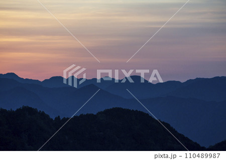 大峯奥駆道 大峯山 熊野古道 夜明けの山並 吉野から熊野への道 世界遺産の紀伊山地 日本三大修験道 大峯奥駆道 大峯山 熊野古道 夜明けの山並 吉野から熊野への道 世界遺産の紀伊山地 日本三大修験道 110489987