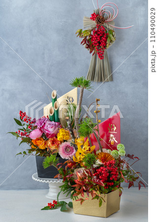 正月の美しい花飾り 新年のイメージ 正月の美しい花飾り 新年のイメージ 110490029
