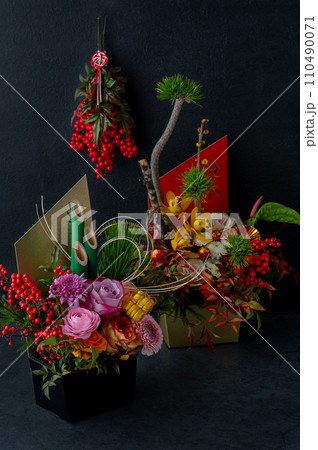 正月の美しい花飾り　新年のイメージ 110490071