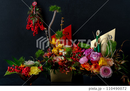 正月の美しい花飾り 新年のイメージ 正月の美しい花飾り 新年のイメージ 110490072