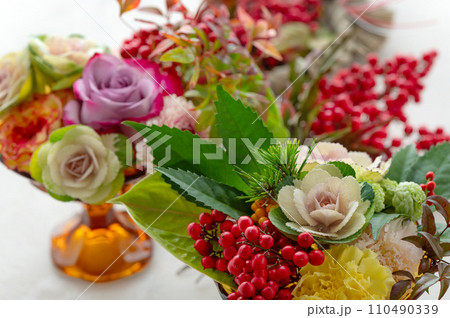 正月の美しい花飾り 新年のイメージ 正月の美しい花飾り 新年のイメージ 110490339