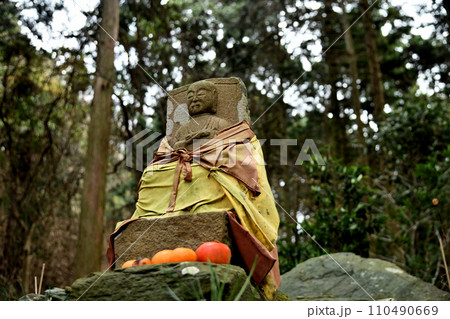 高野山町石道(接待場の弘法大師像) 高野山町石道(接待場の弘法大師像) 110490669