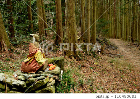 高野山町石道(接待場の弘法大師像) 高野山町石道(接待場の弘法大師像) 110490683