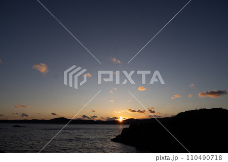 岩手県大船渡市碁石海岸の夕日 110490718