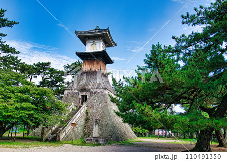 青空に映える琴平の高灯籠 110491350