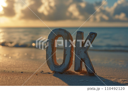 「OK」と書かれた看板　砂浜　海　波　海岸　標識　許可　情報 110492120