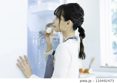 エプロンをした若い女性 エプロンをした若い女性 110492473