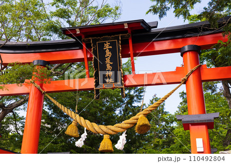 長野県上田市の春　日本の真ん中　新緑の生島足島神社 110492804