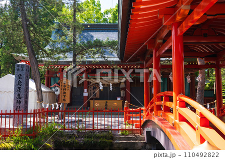 長野県上田市の春　日本の真ん中　新緑の生島足島神社 110492822
