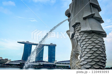 マーライオンの後ろ姿とマリーナベイサンズ マーライオンの後ろ姿とマリーナベイサンズ 110493093