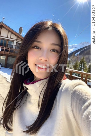 セーターを着て笑顔な女性（AI生成画像） 110493557